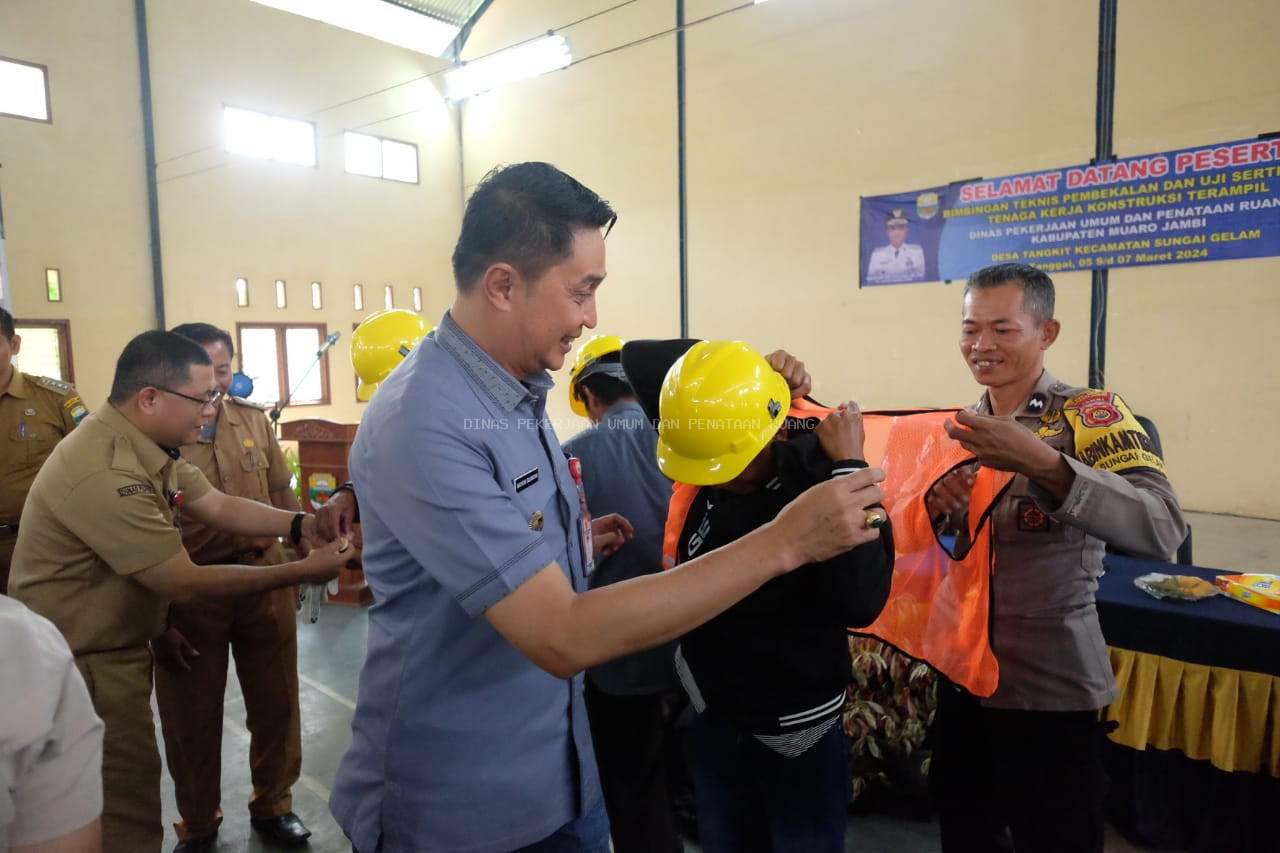 Pembukaan Bintek dan Pembekalan dan Uji Sertipikasitenaga Kerja Kontruksi